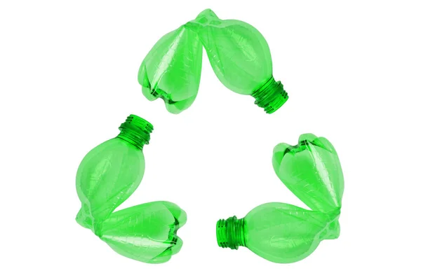 白い背景に緑のペットボトルで作られたリサイクルシンボル — ストック写真