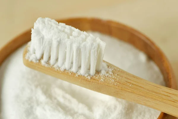 Zbliżenie Sody Oczyszczonej Misce Drewnianą Szczoteczką Zębów Wybielanie Zębów — Zdjęcie stockowe