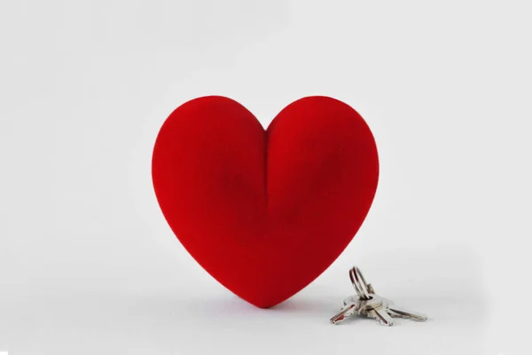 Corazón Con Llaves Sobre Fondo Blanco Concepto Amor —  Fotos de Stock