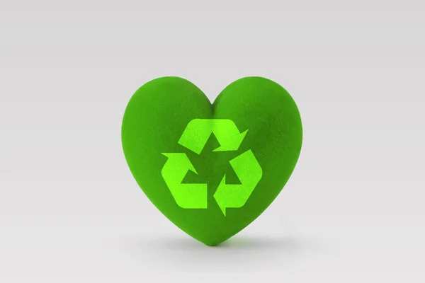 白い背景にリサイクルのシンボルと緑の心 生態学の概念 — ストック写真