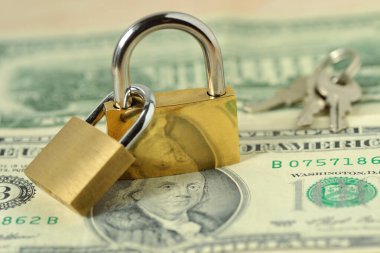 Dolar banknotları üzerinde iki kilit - Mali güvenlik kavramı
