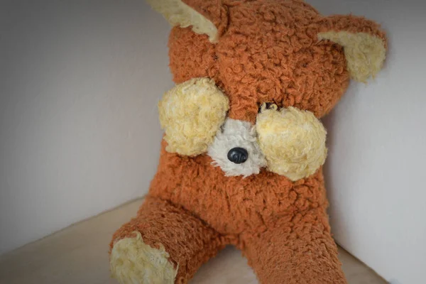 Urso Pelúcia Cobrindo Olhos Canto Escuro Conceito Abuso Infantil Violência — Fotografia de Stock