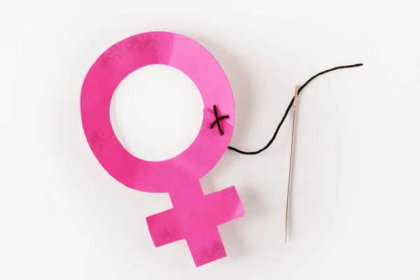 Simbol Gender Perempuan Dijahit Dengan Neddle Dan Thread Konsep Pelecehan — Stok Foto
