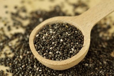 Ahşap kaşıkta chia tohumlarının yakın plan çekimi