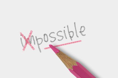 Beyaz arka planda pembe kalemle düzeltilmiş olanaksızı mümkün kılma kavramı.