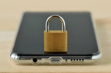 Akıllı telefonda kapalı asma kilit - Mobil güvenlik ve veri gizliliği kavramı 