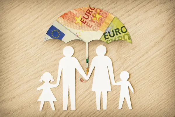 Silhouette Familiare Carta Con Ombrello Banconote Euro Sfondo Ligneo Nozione Foto Stock