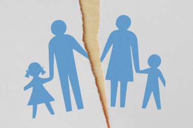 Boşanmış aile çizimleri olan yırtık kağıtlar - Boşanma ve parçalanmış aile kavramı