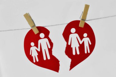 Aile bağı olan kırık bir kalp. Boşanma ve kırık aile kavramı.