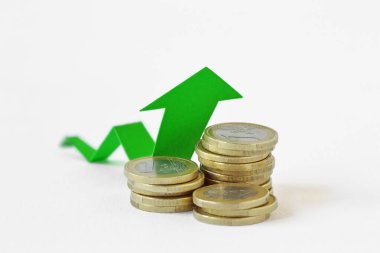 Yeşil oklu avro sikkeleri - Para büyüme kavramı