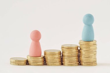 Pembe ve mavi piyonlar madeni para yığınlarının yükseltilmesi - cinsiyet farkı maaş farkı kavramı