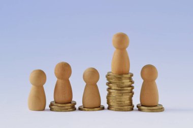 Bozuk paraların üzerindeki piyonlar - Ekonomik eşitsizlik kavramı
