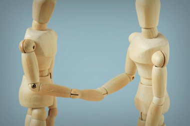 İki ahşap manken el sıkışıyor - barış kavramı