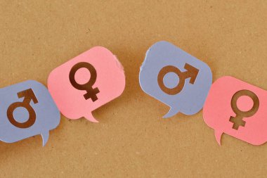 Kırık pembe ve mavi konuşma baloncukları zinciri kadın ve erkek cinsiyet sembolü - Erkekler ve kadınlar arasındaki iletişim farklılıkları kavramı (cinsiyet iletişimi)