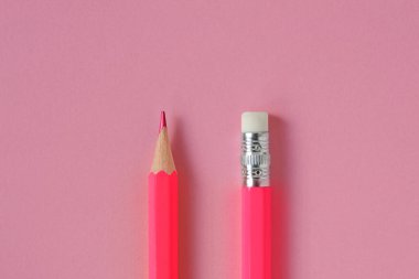 Pembe kalem ucu ve pembe arka planda silgi - kadın kavramı ve yaratıcı düşünce