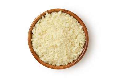 Panko ekmek kırıntıları beyaz arka planda ahşap kasede