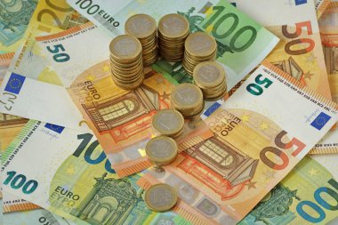 Avro banknotlarına avro sikkelerinden oluşan soru işareti - para kavramı, belirsizlik ve mali konular