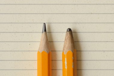 Çizgili defter kağıdındaki keskin kalem ve kör kalem - Başarı kavramı, yenilik ve yaratıcılık