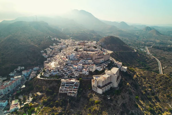 空中で撮影されたドローンポイントOビュー絵のように美しいスペインの丘の中腹に白いモジャールの洗浄村は 晴れた日に緑の山々に囲まれています 旅行先 有名な場所 ヨーロッパ 南スペイン — ストック写真