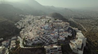 İnsansız hava aracı görüntüsü, güney İspanya 'nın Almera eyaletinin (Endülüs) güneydoğusunda bulunan büyüleyici antik Mojacar köyü. Seyahat yerleri, tatiller, İspanyol simgeleri.