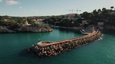 Havadan çekim, insansız hava aracı, turistik tatil beldesi, İspanya 'nın Mayorka Adası, Baleares' teki Santa Ponsa kasabası. Akdeniz manzarası, kasaba manzarası ve limandaki dini anıt