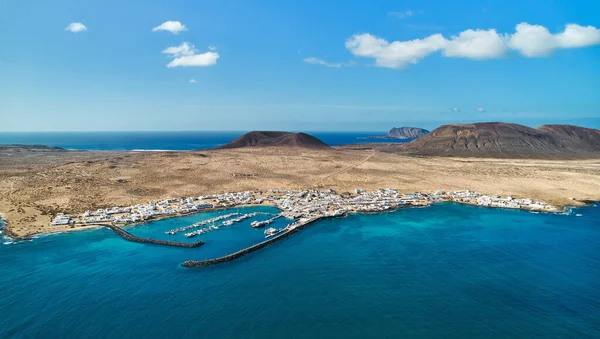 全景全景 从西班牙加那利群岛兰萨罗特岛拍摄的被大西洋环绕的火山岛拉格拉乔萨岛的空中照片 旅游目的地和旅游概念 — 图库照片