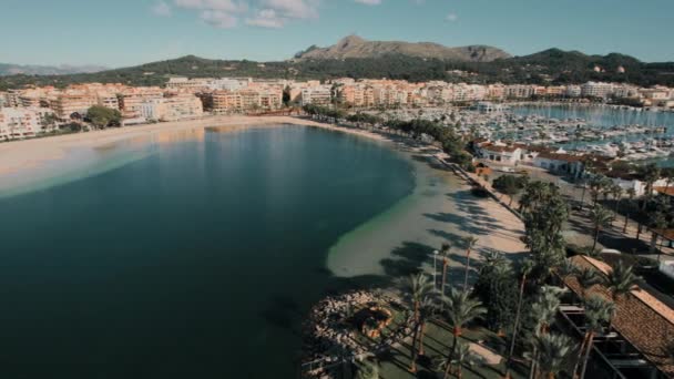 德隆的观点阿尔库迪亚港口镇 在阳光明媚的日子里 在马略卡岛的旅游胜地 空中拍摄了都市风景和地中海海景 旅行和旅游概念 巴利阿里岛西班牙 — 图库视频影像