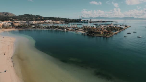 Пляж Playa Alcudia Расположен Порт Алькудия Прекрасный Белый Песчаный Пляж — стоковое видео