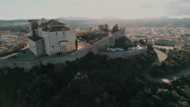 芸術の町を見下ろす丘の上に位置するサンサルバドルの聖域 晴れた日の間にビューのドローンポイント スペインのバレアレス諸島のマヨルカ島 旅行先と観光コンセプト — ストック動画