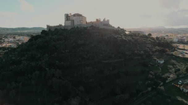 芸術の町を見下ろす丘の上に位置するサンサルバドルの聖域 晴れた日の間にビューのドローンポイント スペインのバレアレス諸島のマヨルカ島 旅行先と観光コンセプト — ストック動画