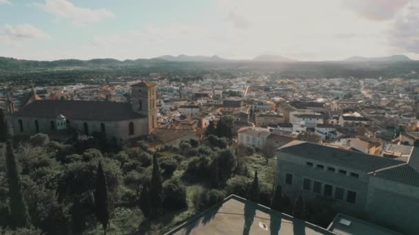 空撮撮影 マヨルカ島のスペインバレアレス諸島に位置する小さな町の芸術のドローンの観点 旅行先と観光コンセプト — ストック動画