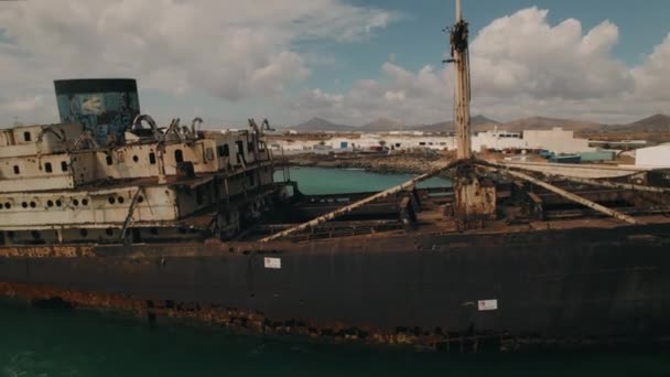 Aerial Drone Point View Abandoned Ship Shipwreck Shore Arrecife Costa — Stockvideo