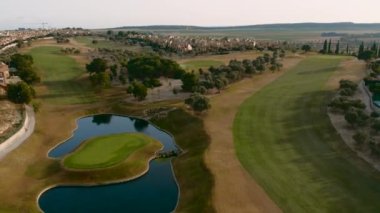 Tipik İspanyol golf sahaları ve evleri. Golf sporu için yeşil çimenler, palmiye ağaçları ve göller. Yeşil alan, tropikal iklim, hava aracı bakış açısı. Alicante vilayeti. Costa Blanca 'da. İspanya