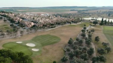 Tipik İspanyol golf sahaları ve evleri. Golf sporu için yeşil çimenler, palmiye ağaçları ve göller. Yeşil alan, tropikal iklim, hava aracı bakış açısı. Alicante vilayeti. Costa Blanca 'da. İspanya