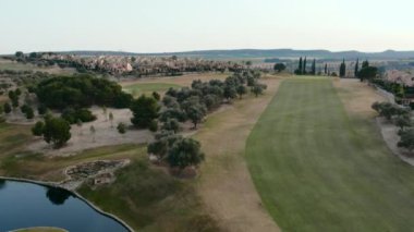Tipik İspanyol golf sahaları ve evleri. Golf sporu için yeşil çimenler, palmiye ağaçları ve göller. Yeşil alan, tropikal iklim, hava aracı bakış açısı. Alicante vilayeti. Costa Blanca 'da. İspanya