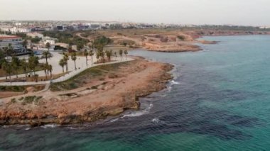 Drone bakış açısı Cala Mosca ve deniz kenarındaki gezinti alanı. Costa Blanca 'da. Alicante vilayeti. İspanya. Seyahat ve turizm kavramı