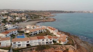 Playa Flamenca 'daki kıyı evlerinin insansız hava aracı bakış açısı. Costa Blanca 'da. Alicante vilayeti. İspanya. Seyahat ve turizm kavramı