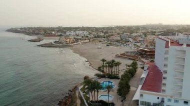 Drone bakış açısı La Zenia plajı. Costa Blanca 'da. Alicante vilayeti. İspanya. Seyahat ve turizm kavramı