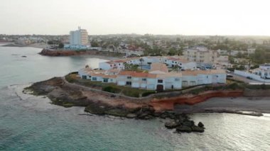 La Zenia ve Playa Flamenca 'daki kıyı evlerinin insansız hava aracı bakış açısı. Costa Blanca 'da. Alicante vilayeti. İspanya. Seyahat ve turizm kavramı