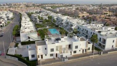 Costa Blanca modern evlerinin insansız hava aracı bakış açısı. İspanya