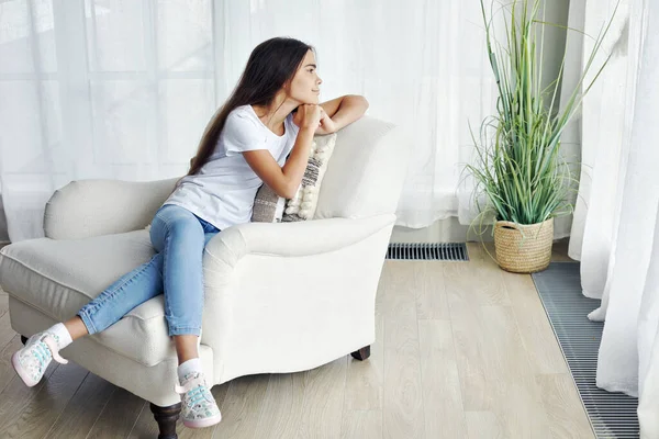 美丽的12岁前的少女坐在舒适时髦的客厅里的扶手椅上 凝视着距离和思想 Z代人物肖像 白日梦 — 图库照片
