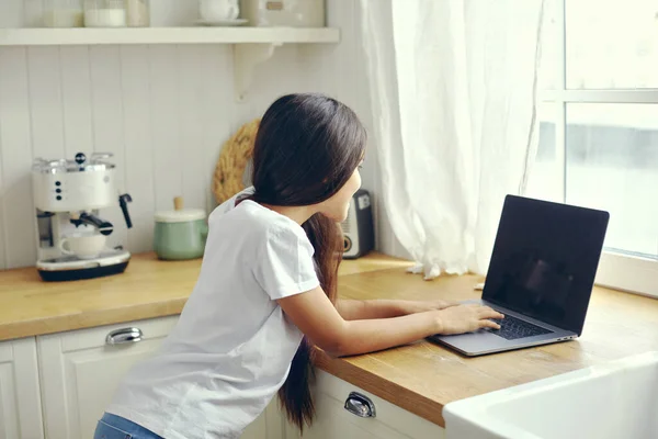 12S Girl Use Laptop Stand Kitchen Typing Keyboard Search Information — Stock Photo, Image