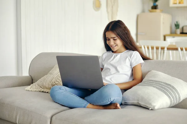Beautiful12S Girl Use Laptop Sit Couch Cozy Living Room Typing — Stock Photo, Image