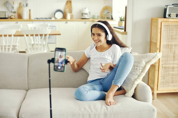 Happy Preteen Girl Blogger Record Video Vlog Makes Videocall Lead — Stock Photo, Image