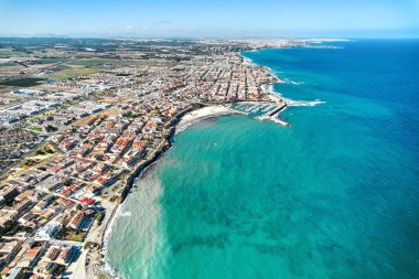Torre de la Horada hava görüntüsü, Akdeniz deniz manzarası ve şehir manzarası için insansız hava aracı. Seyahat yerleri ve tatil konsepti. Costa Blanca 'da. İspanya
