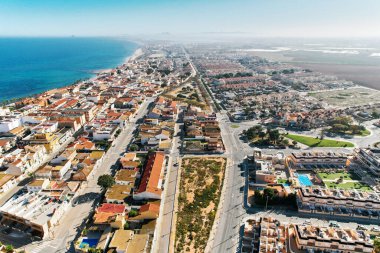 Torre de la Horada hava görüntüsü, Akdeniz deniz manzarası ve şehir manzarası için insansız hava aracı. Seyahat yerleri ve tatil konsepti. Costa Blanca 'da. İspanya