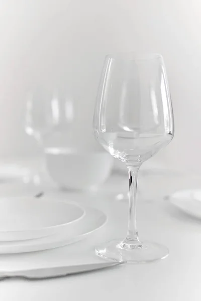 Close Uitzicht Lege Wijnglas Tafel Bereid Voor Het Diner Met — Stockfoto