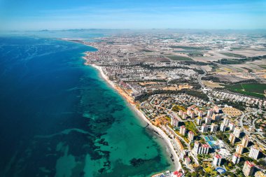 Dehesa de Campoamor 'un deniz kenarına ve şehir manzarasına tepeden bakan panoramik insansız hava aracı bakış açısı. Alicante, Costa Blanca, İspanya. Seyahat yerleri ve turizm konsepti