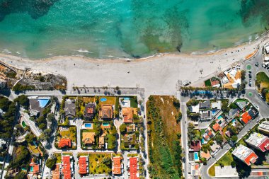 Dehesa de Campoamor 'un deniz kenarına ve şehir manzarasına tepeden bakan panoramik insansız hava aracı bakış açısı. Alicante, Costa Blanca, İspanya. Seyahat yerleri ve turizm konsepti