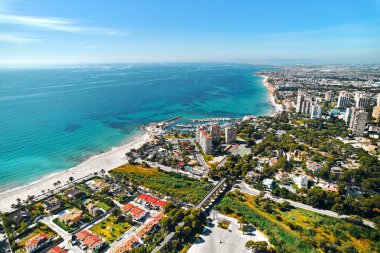 Dehesa de Campoamor 'un deniz kenarına ve şehir manzarasına tepeden bakan panoramik insansız hava aracı bakış açısı. Alicante, Costa Blanca, İspanya. Seyahat yerleri ve turizm konsepti